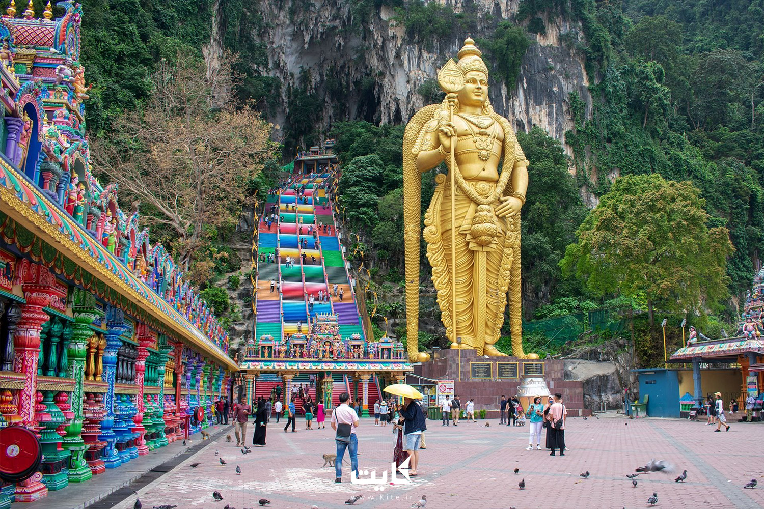 معبدی رنگی یک مجسمه بودای بزرگ و چند گردشگر