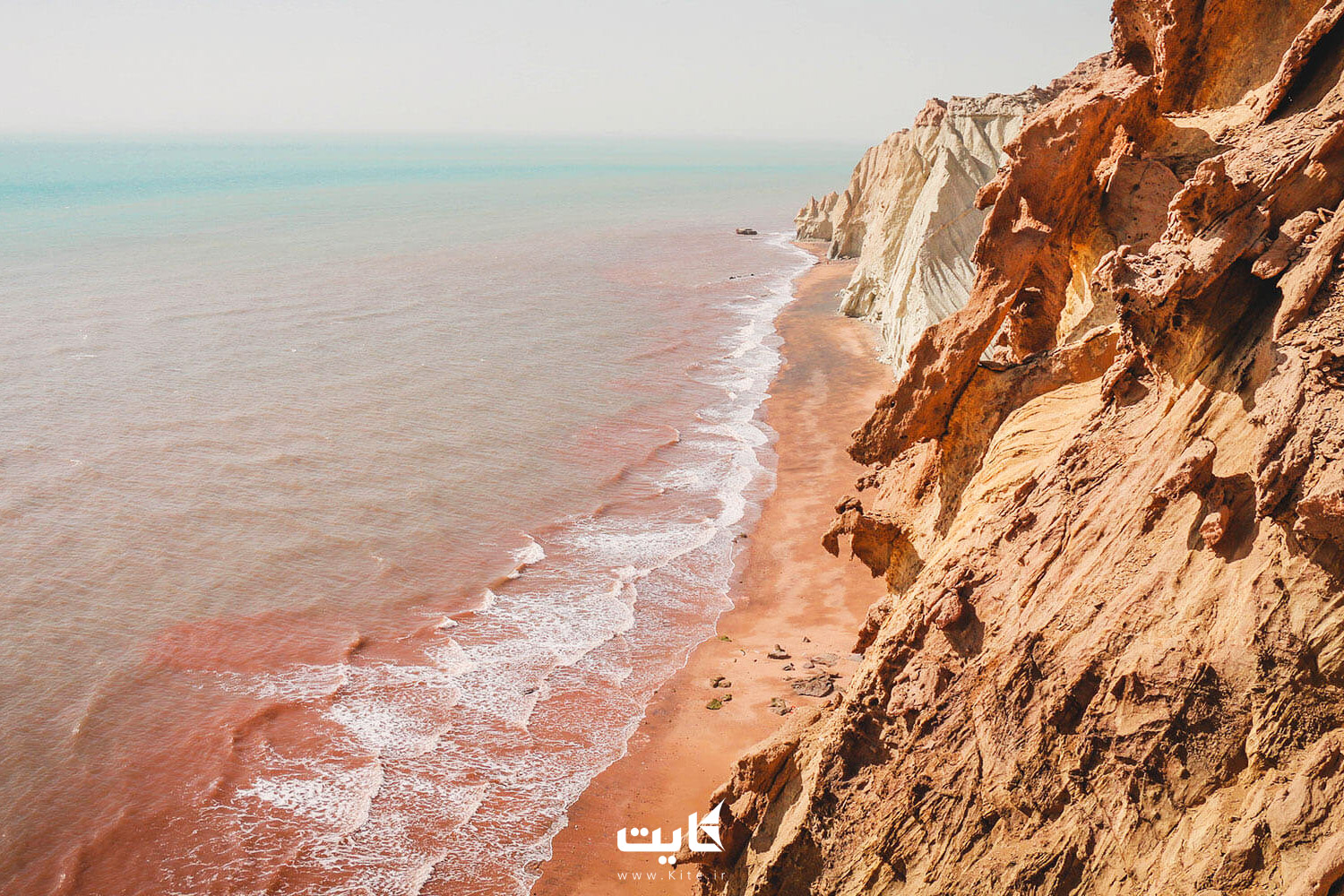 آب قرمز رنگ و صخره های سنگی کنار ساحل