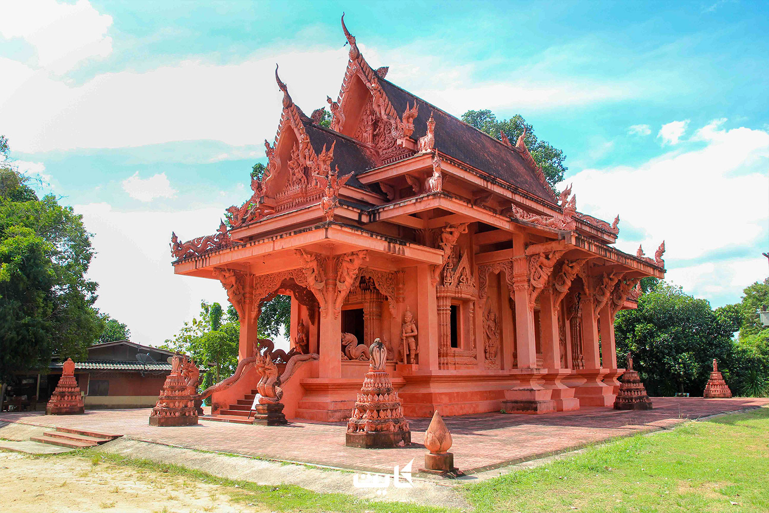 معبدی سرخ رنگ در میان یک باغ