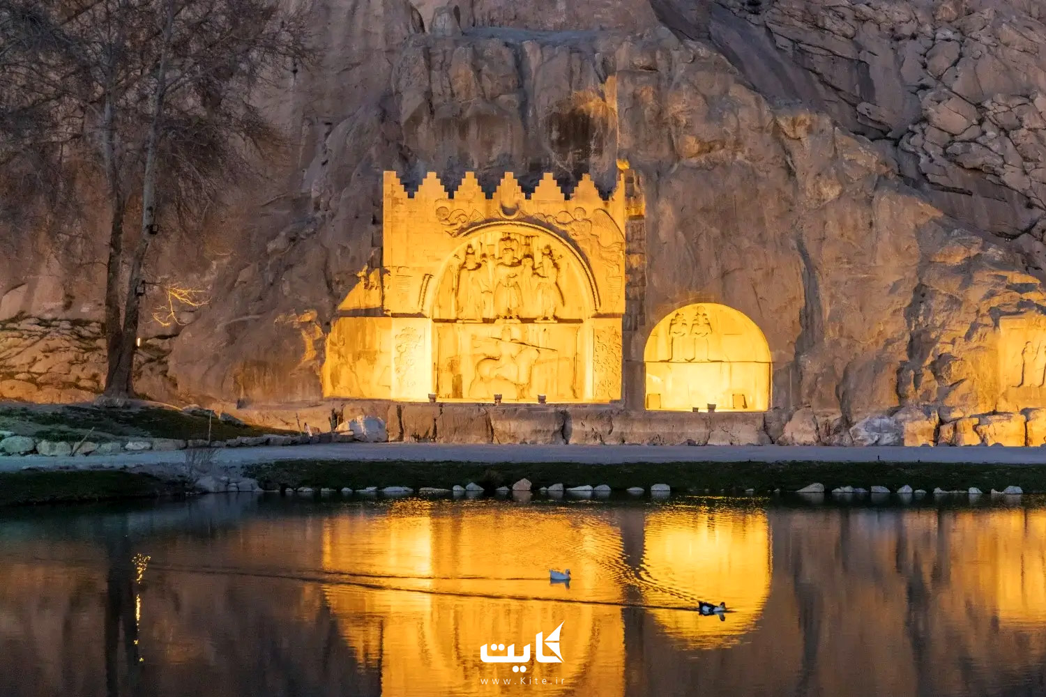 طاق بستان در شب