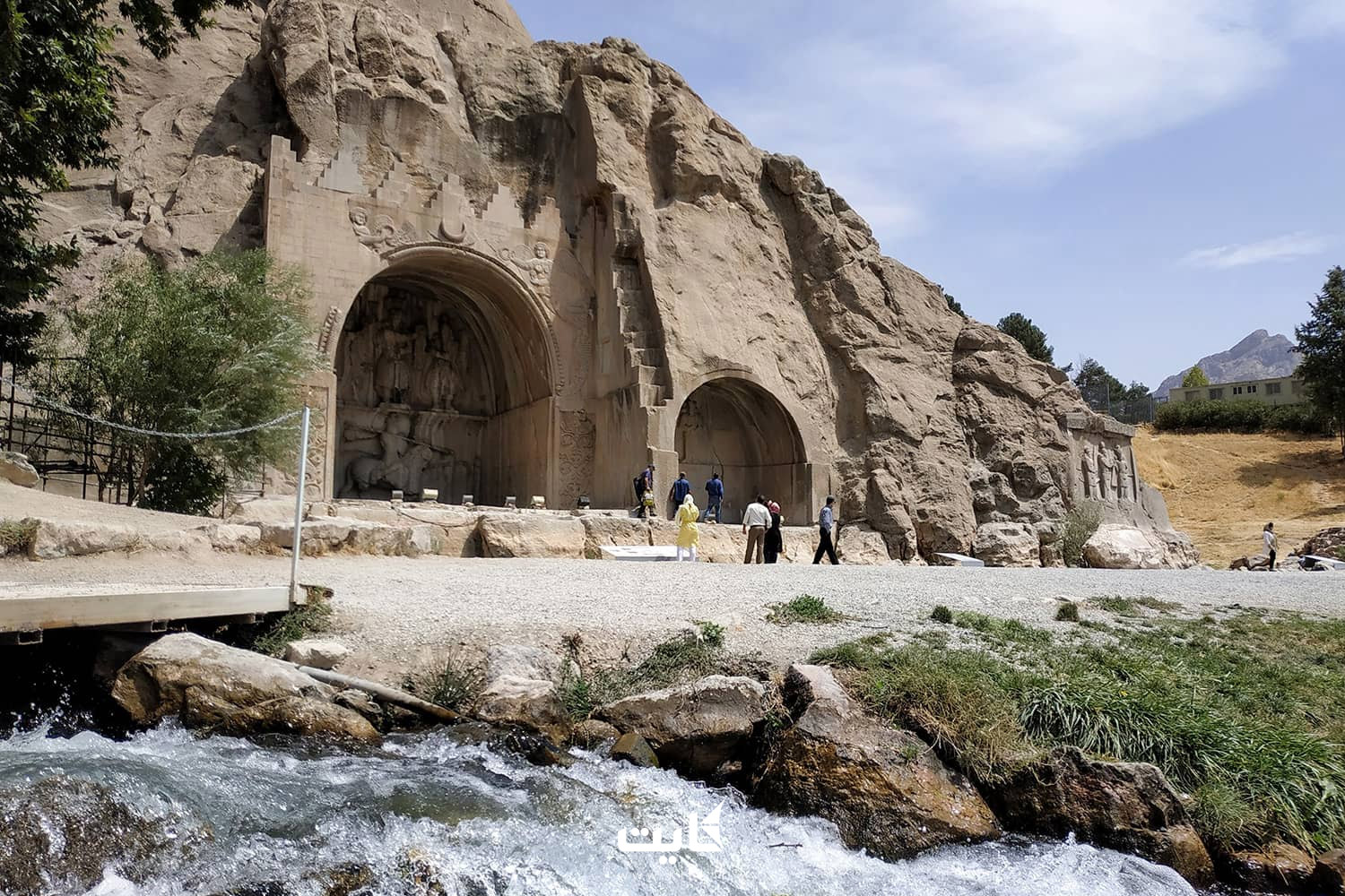 گردشگران در حال تماشای طاق بستان