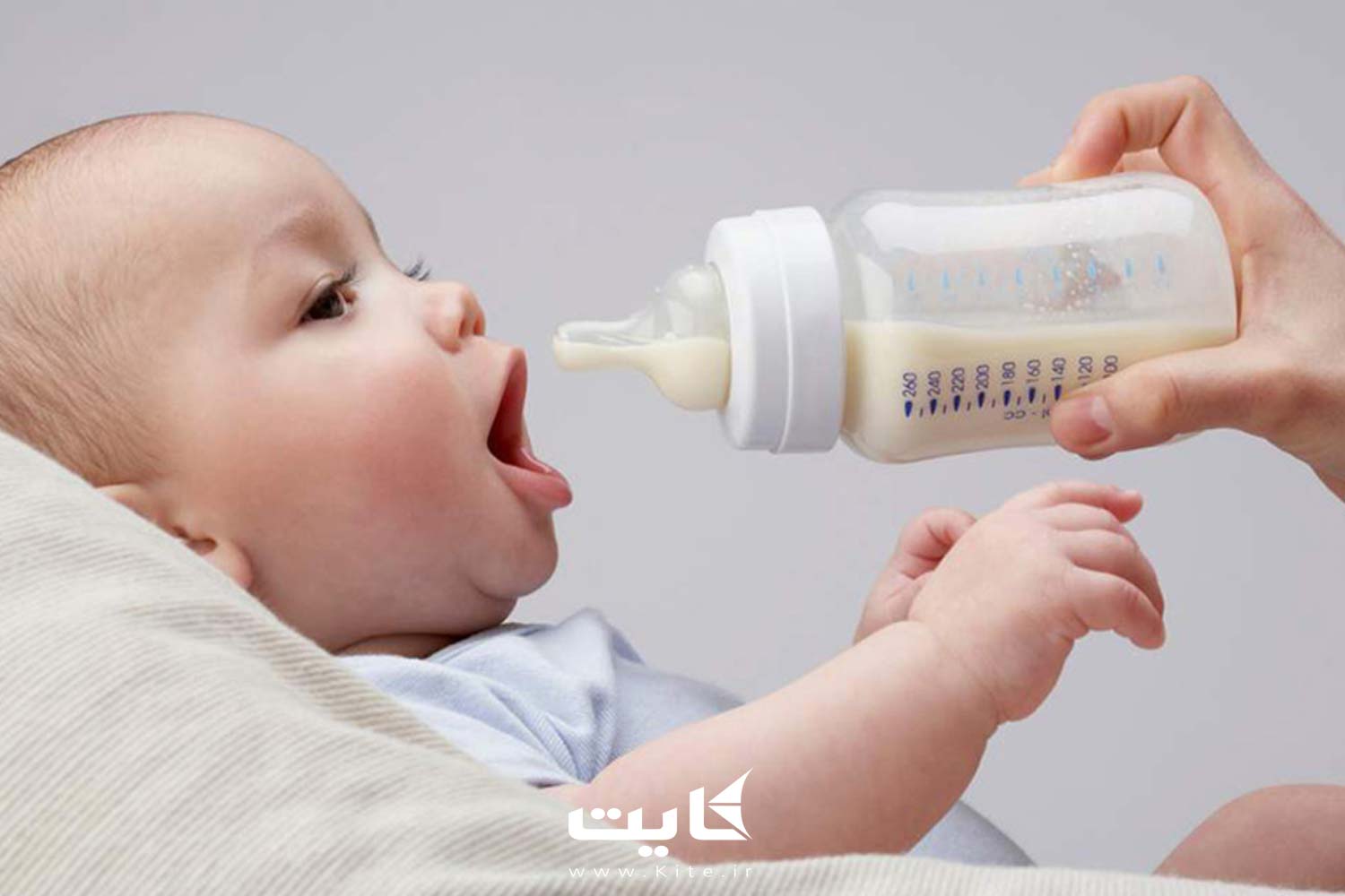 کودکی در حال شیر خوردن با شیشه