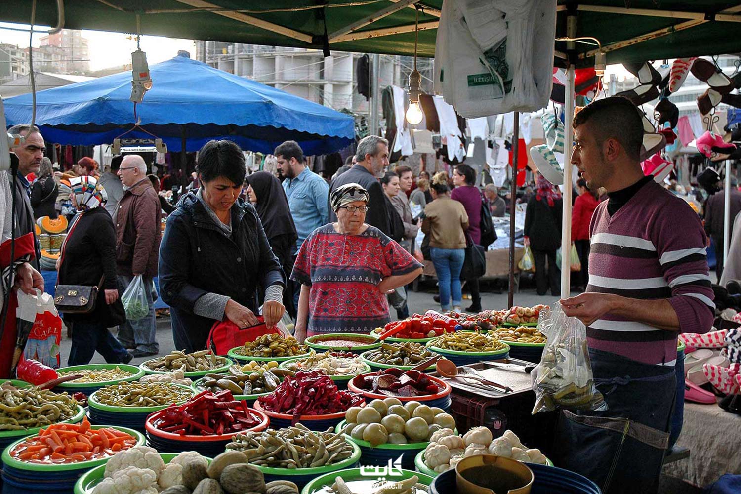 مردم در حال خرید از یک بازار محلی