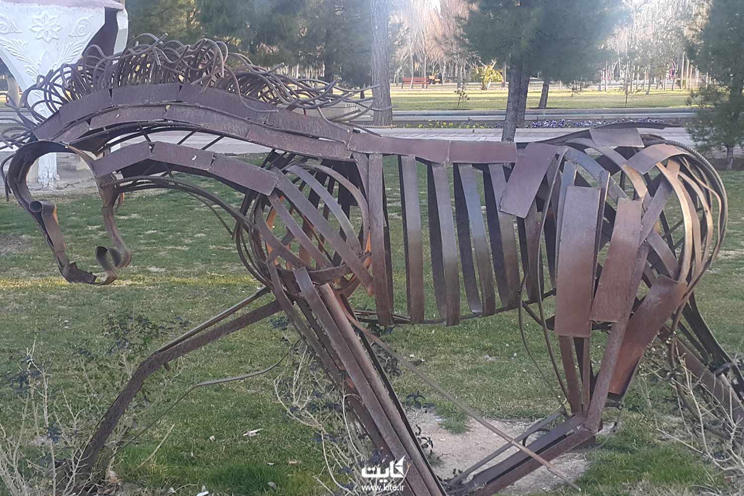 مجسمه فلزی یک اسب