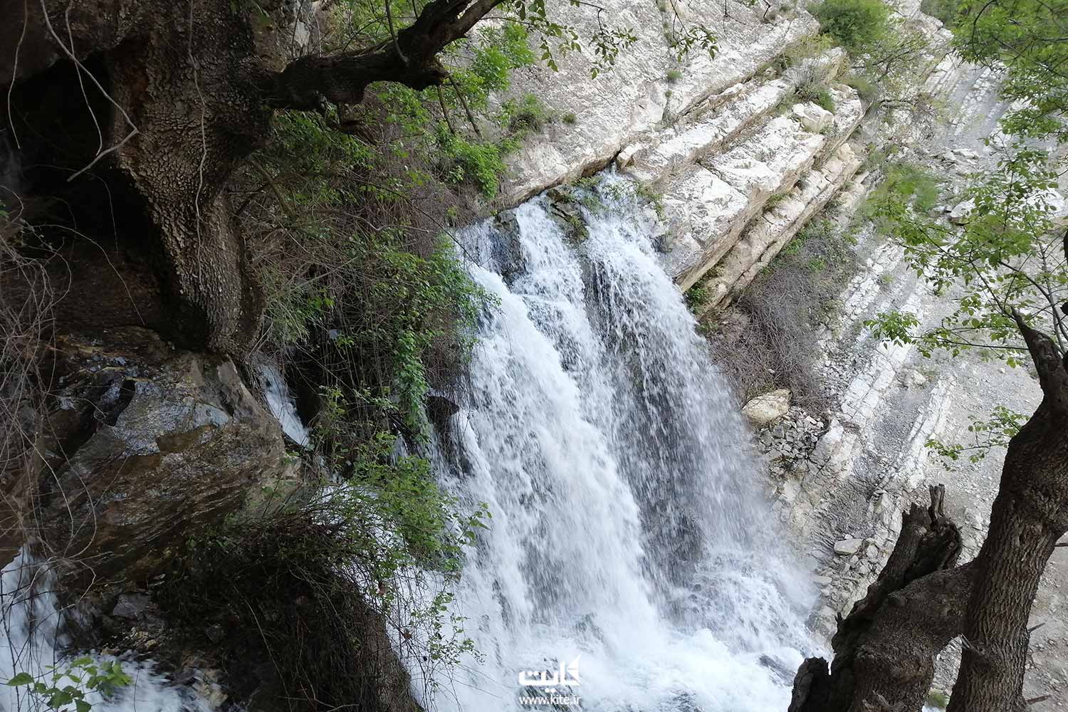 آبشار و صخره