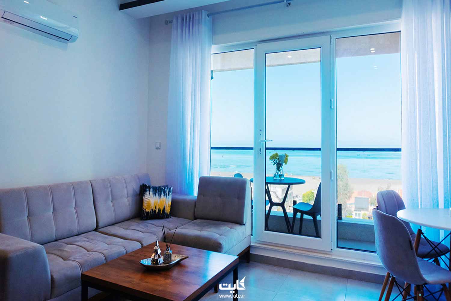 اتاق یک هتل با چشم انداز دریا
