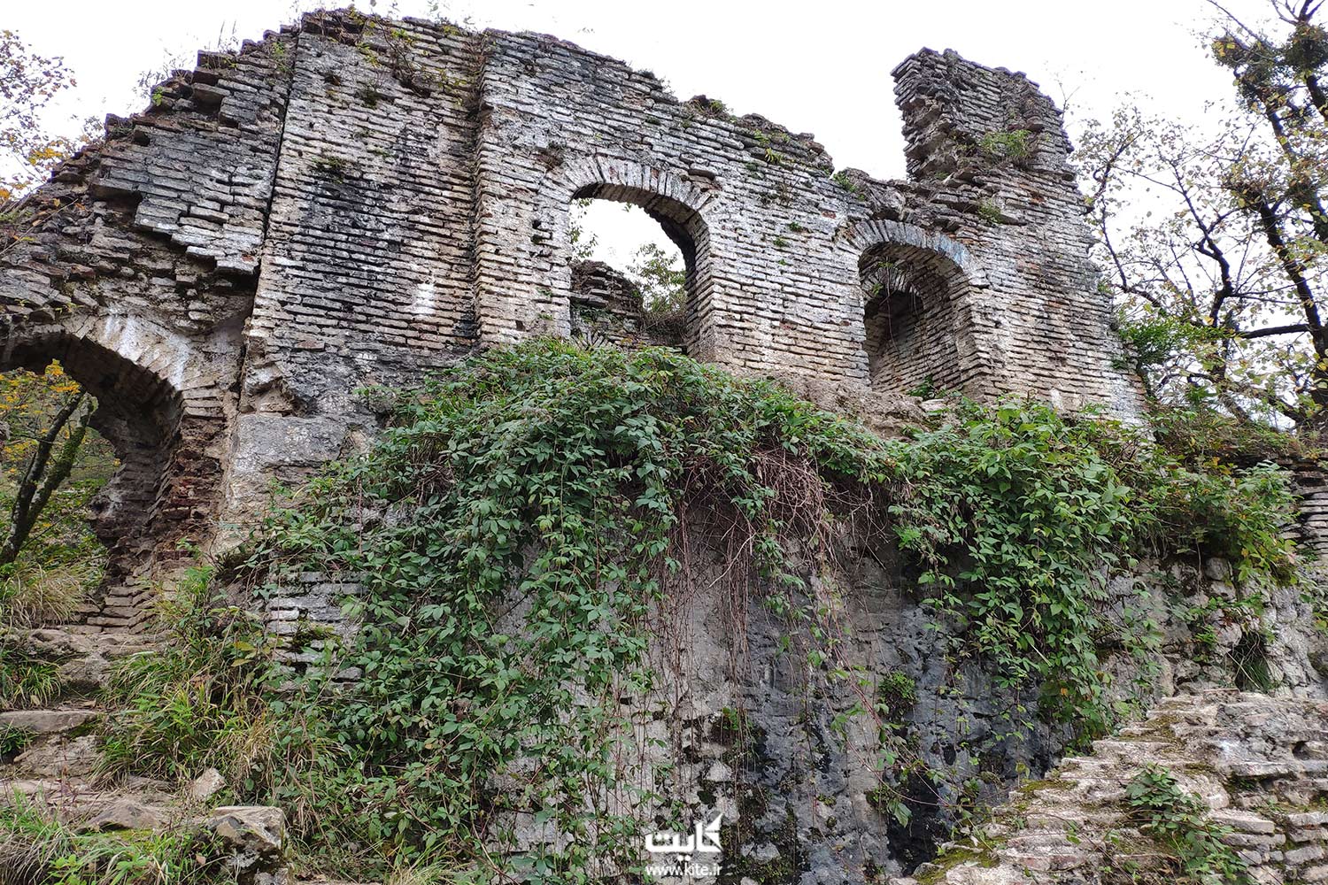 یکی از دیوارهای آجری قلعه