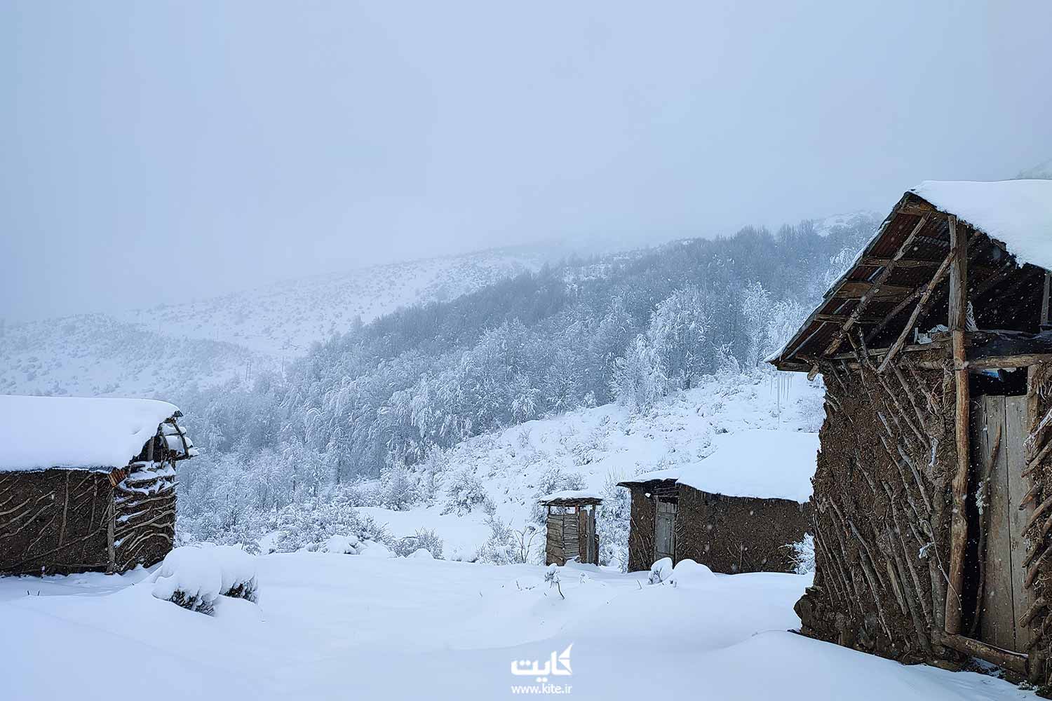 چند کلبه جنگلی در میان برف