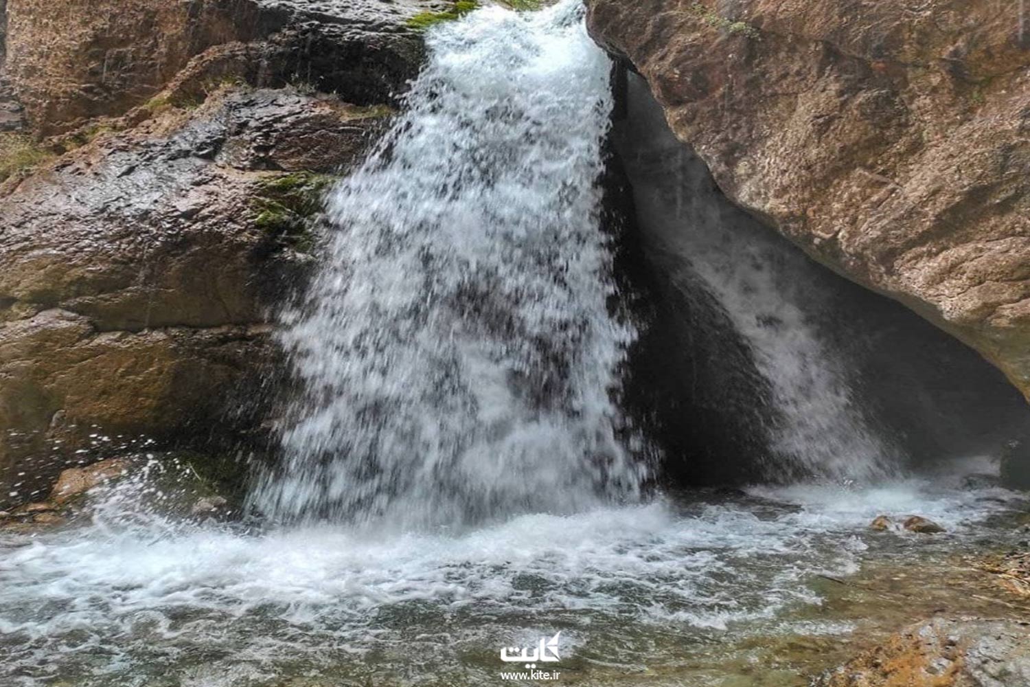 آبشاری کوچک در میان صخره های سنگی