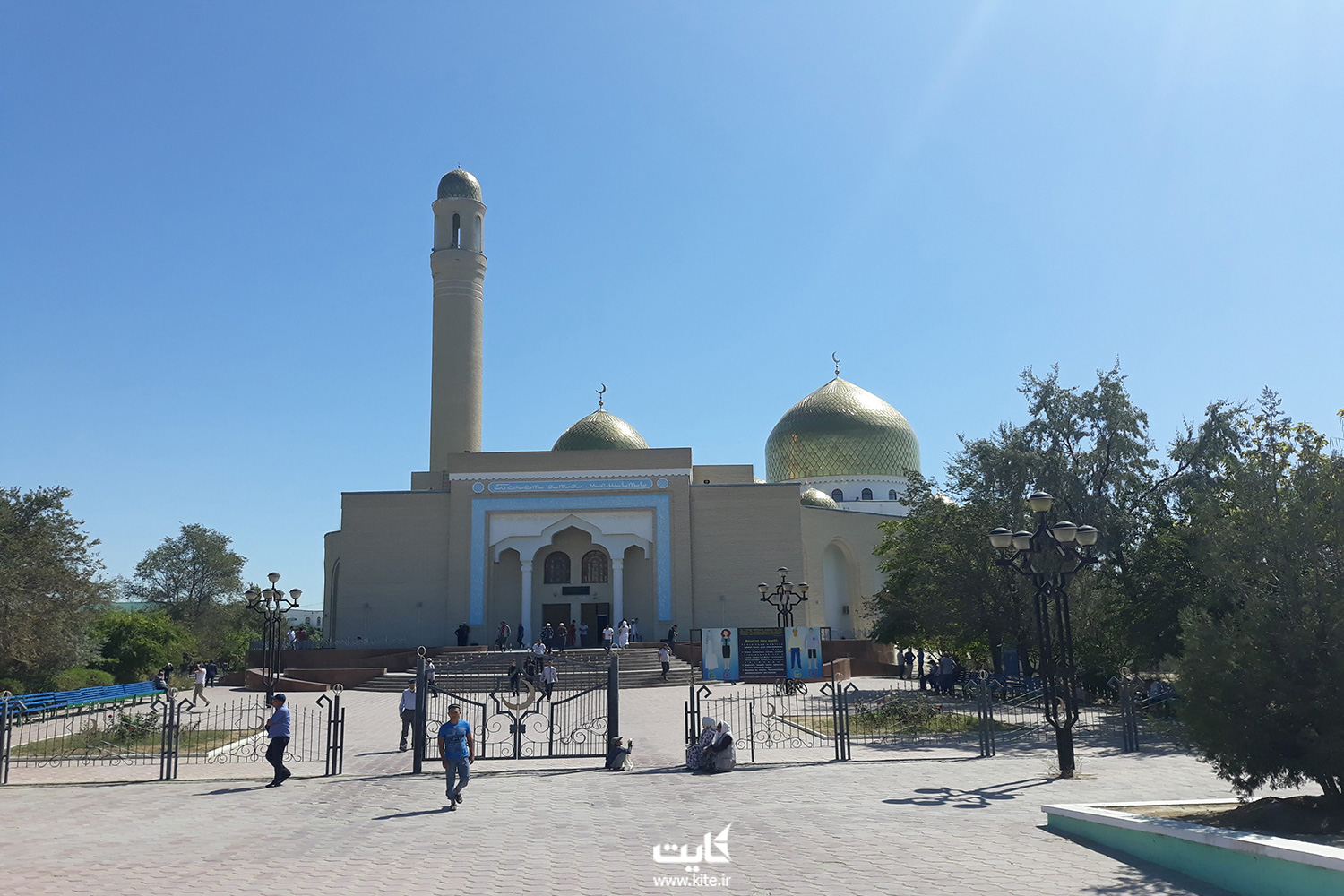 یک مسجد با گنبد و گلدسته