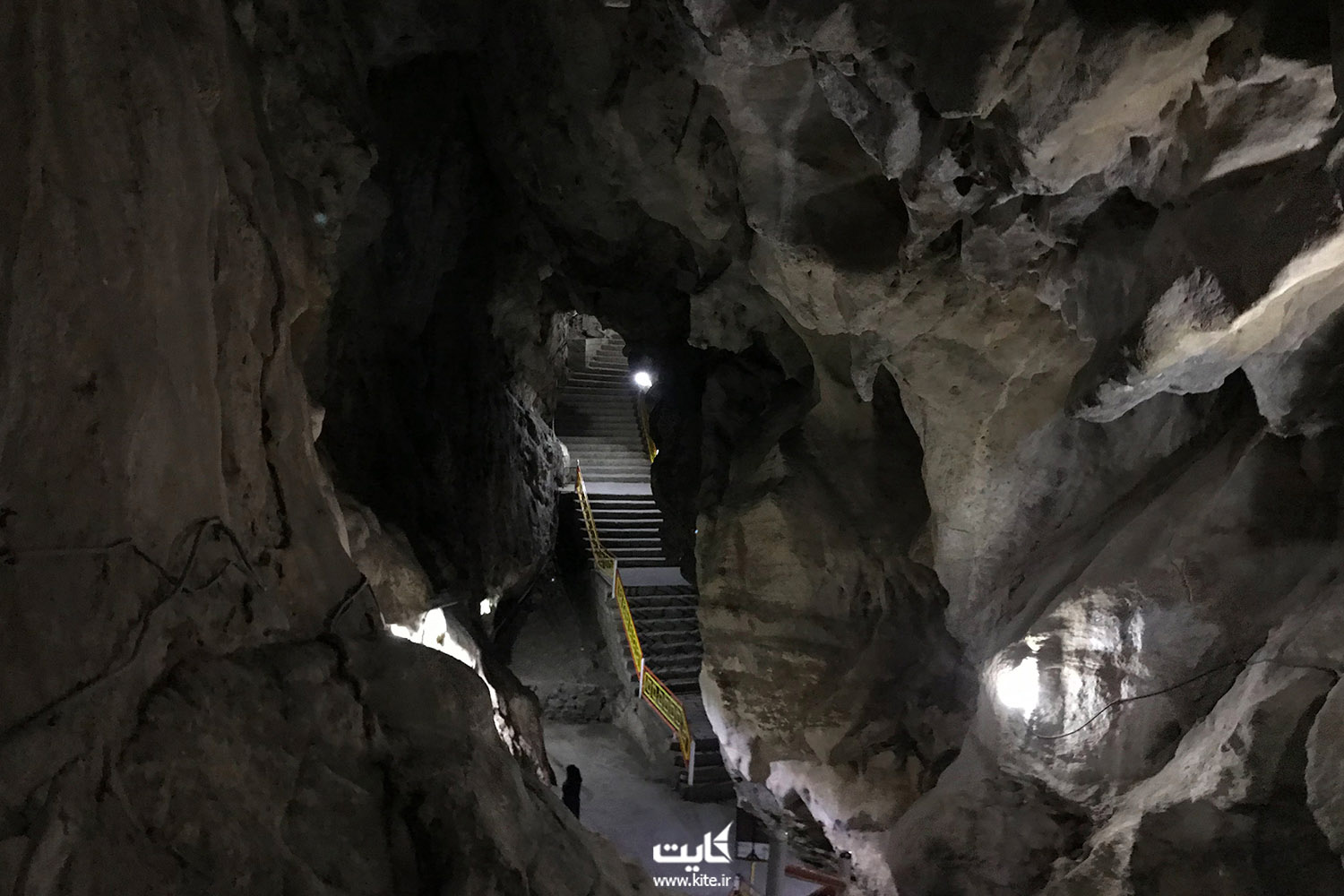 دیواره های سنگی غار و چندین پله