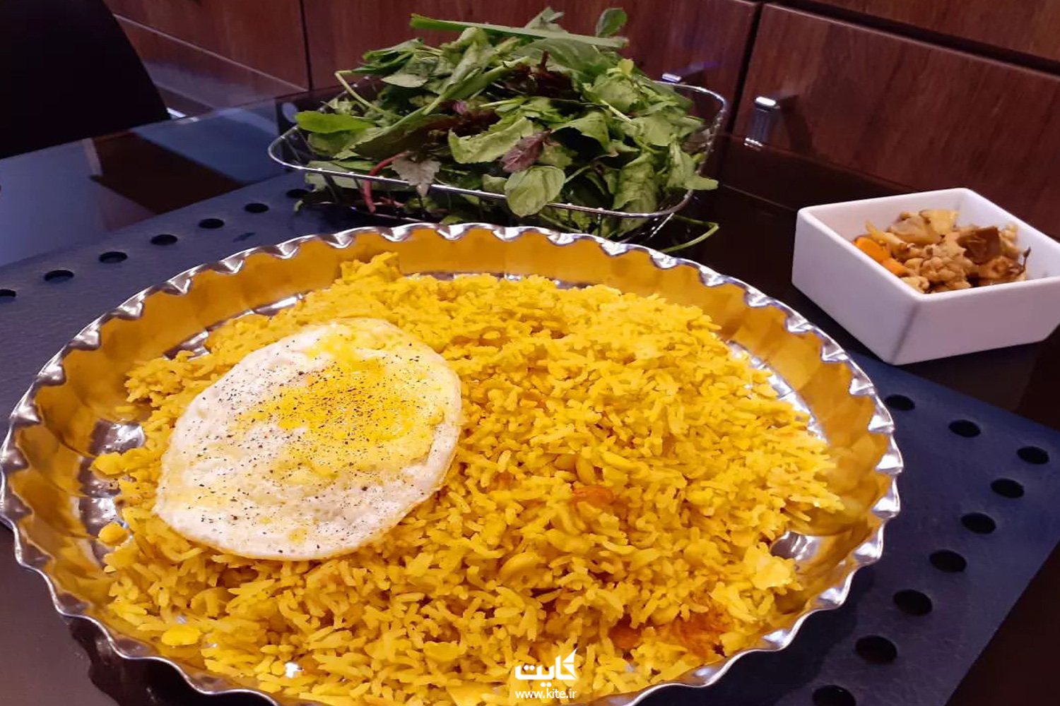 برنج زرد رنگ با نیمرو