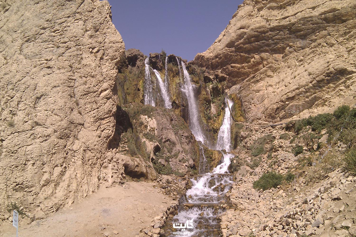 آبشاری در میان صخره های سنگی