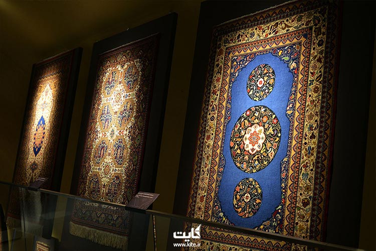 نمای داخلی از فرش‌های موزه ملی فرش آذربایجان در باکو