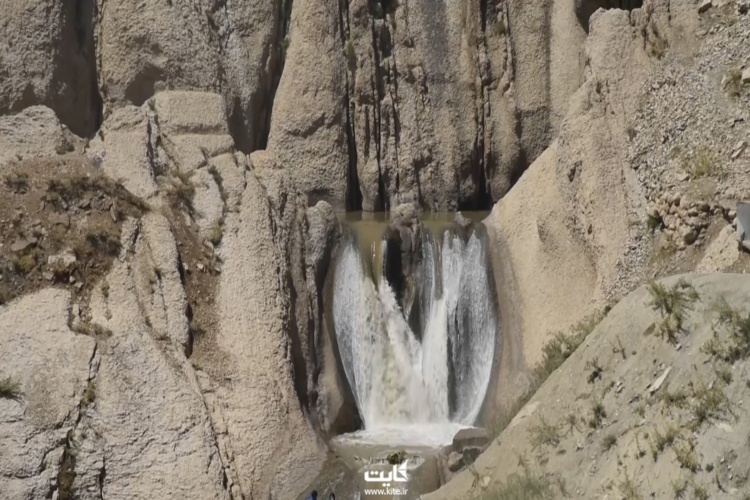 آبشاری در میان صخره ها