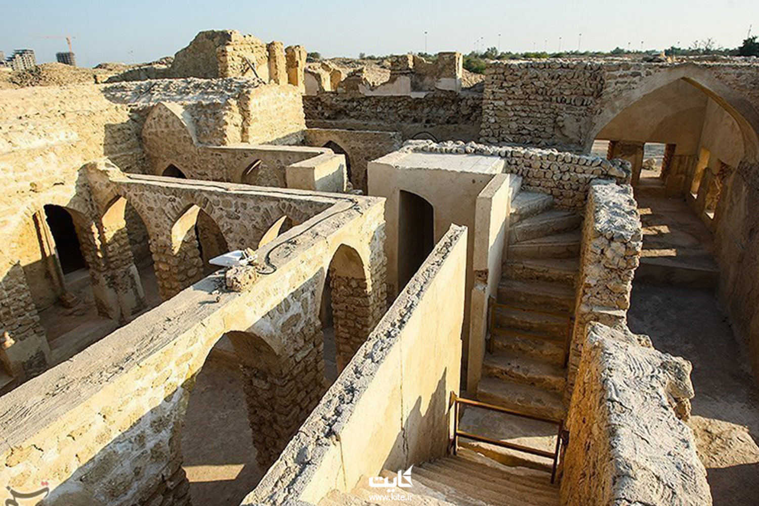 دیوار و پله های یک قلعه تاریخی