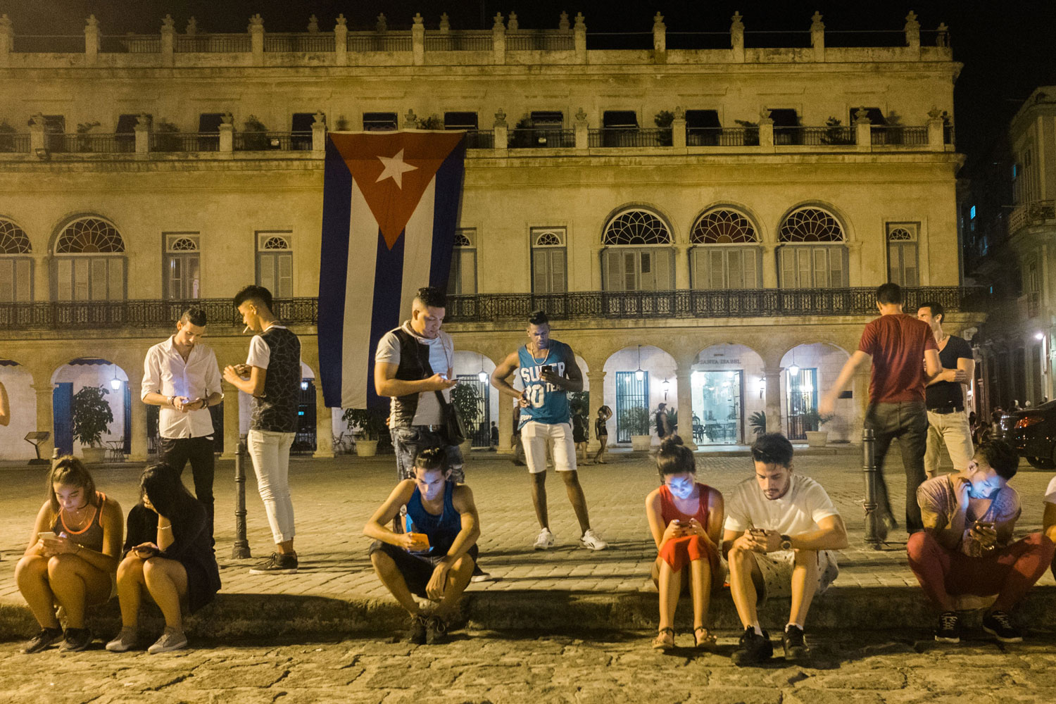 مردم کوبا در حال تلاش برای وصل شدن به اینترنت از طریق تلفن همراه